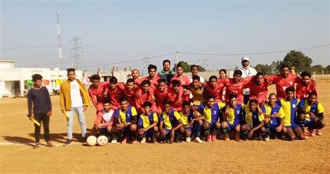 जिला स्तरीय फुटबॉल प्रतियोगिता का आयोजन ग्राम पंचायत लहरपुर के ग्राम वासियों द्वारा शासकीय महाविद्यालय जैतहरी के खेल मैदान पर किया जा रहा है 